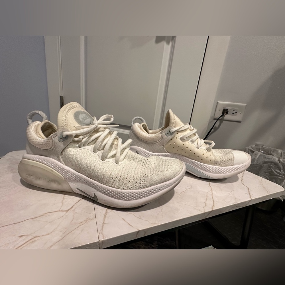 *LIKE NEW* Sz 9* NIKE gym shoes